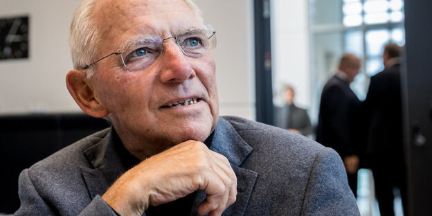 Ein Mann guckt ernst Ein Mann guckt ernst