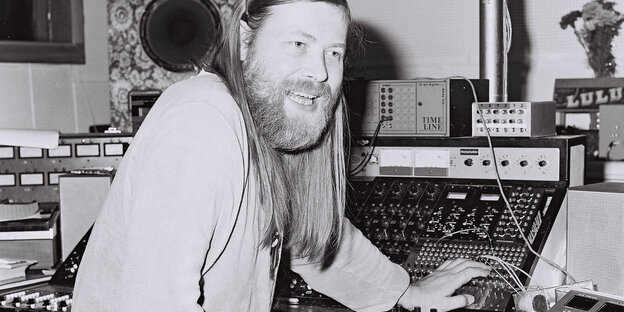 Langhaariger Mann im Studio: Conny Plank Langhaariger Mann im Studio: Conny Plank
