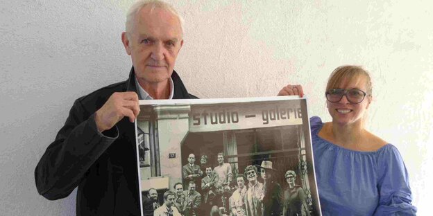 Christian Bau und Maike Mia Höhne mit einem Bild vom Film-In 1967 Christian Bau und Maike Mia Höhne mit einem Bild vom Film-In 1967