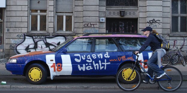 Ein Auto, das für die Jugendwahl wirbt Ein Auto, das für die Jugendwahl wirbt