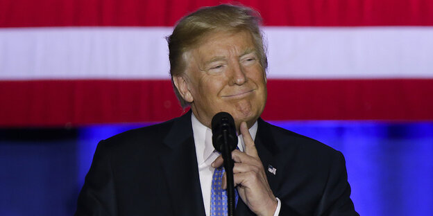 Donald Trump vor einem Mikro Donald Trump vor einem Mikro