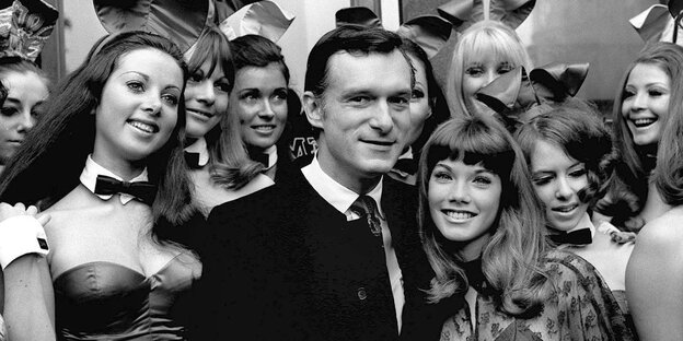 Hugh Hefner im Kreis schöner Frauen Hugh Hefner im Kreis schöner Frauen