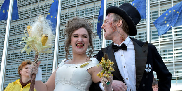 Wie ein Brautpaar gkleidete Demonstranten vor dem EU-Parlament Wie ein Brautpaar gkleidete Demonstranten vor dem EU-Parlament