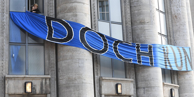 Ein Banner hängt vor einem Gebäude Ein Banner hängt vor einem Gebäude