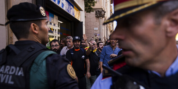 Demonstrationen in Barcelona stehen hinter zwei Polizisten Demonstrationen in Barcelona stehen hinter zwei Polizisten