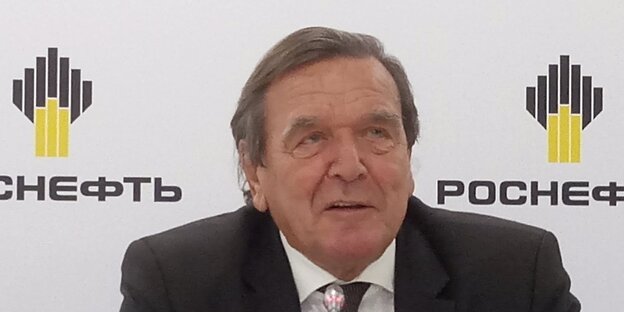 Gerhard Schröder sitzt vor einer Wand voller Rosneft-Logos Gerhard Schröder sitzt vor einer Wand voller Rosneft-Logos