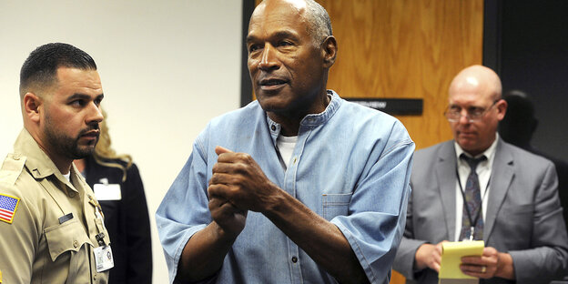 O.J. Simpson in blauer Gefängniskleidung O.J. Simpson in blauer Gefängniskleidung