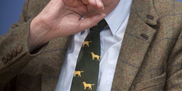 Gauland trägt eine Krawatte mit einem Muster mit gelben Jagdhunden Gauland trägt eine Krawatte mit einem Muster mit gelben Jagdhunden
