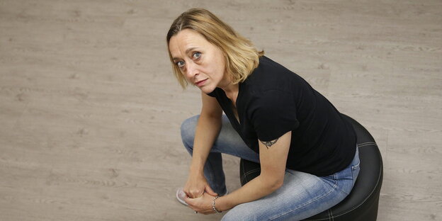 Virginie Despentes sitzt auf einem Hocker Virginie Despentes sitzt auf einem Hocker