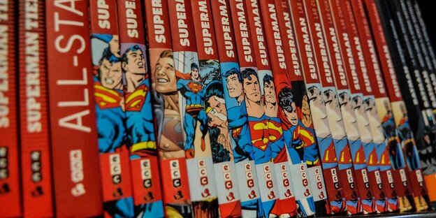 Superman-Comics in einem Regal Superman-Comics in einem Regal