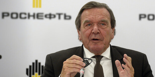 Gerhard Schröder bei einer Rosneft-Pressekonferenz Gerhard Schröder bei einer Rosneft-Pressekonferenz