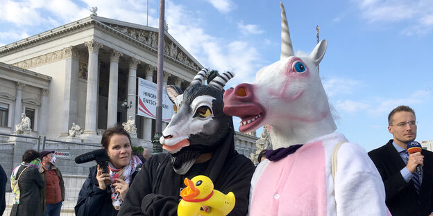 Ein Einhorn und eine Ziege demonstrieren gegen das Verbot Ein Einhorn und eine Ziege demonstrieren gegen das Verbot