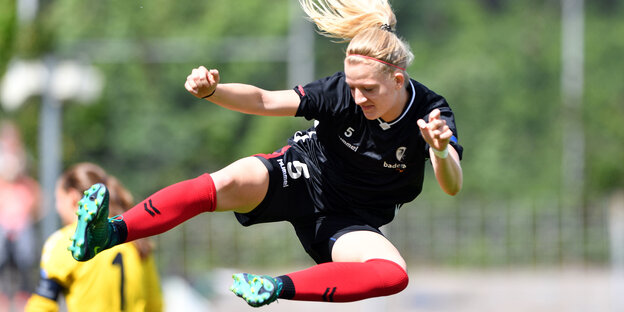 Die Freiburger Spielerin Kim Fellhauer springt Die Freiburger Spielerin Kim Fellhauer springt