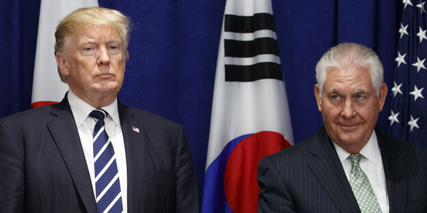 Präsident Donald Trump in der Mitte, neben ihm sein Vize-Präsident Pence und sein Außenminister Tillerson (rechts) Präsident Donald Trump in der Mitte, neben ihm sein Vize-Präsident Pence und sein Außenminister Tillerson (rechts)