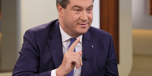 Markus Söder spricht mit erhobenem Zeigefinger Markus Söder spricht mit erhobenem Zeigefinger