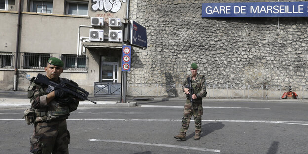 Französische Soldaten patrouillieren vor der Marseiller U-Bahn Station Französische Soldaten patrouillieren vor der Marseiller U-Bahn Station