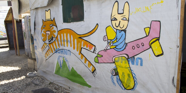 Zwei Graffitis auf einem Tuch in einem Flüchtlingslager im Libanon Zwei Graffitis auf einem Tuch in einem Flüchtlingslager im Libanon