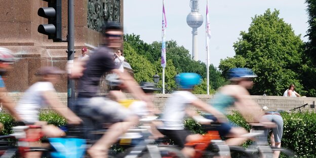 Menschen fahren so schnell auf Fahrrädern, dass sie auf dem Bild verwischen Menschen fahren so schnell auf Fahrrädern, dass sie auf dem Bild verwischen
