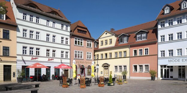 Marktplatz mit renovierten alten Häusern Marktplatz mit renovierten alten Häusern