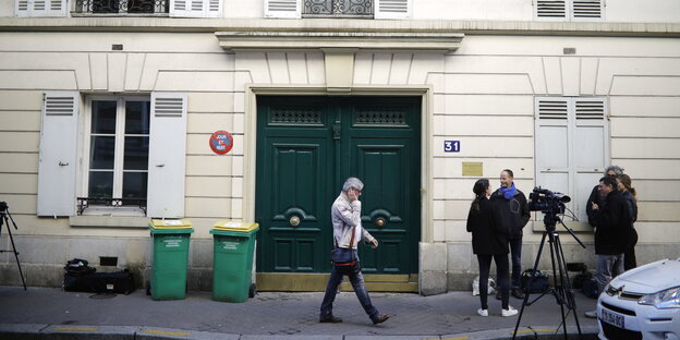 vor einem Apartementhaus steht ein Kamerateam vor einem Apartementhaus steht ein Kamerateam