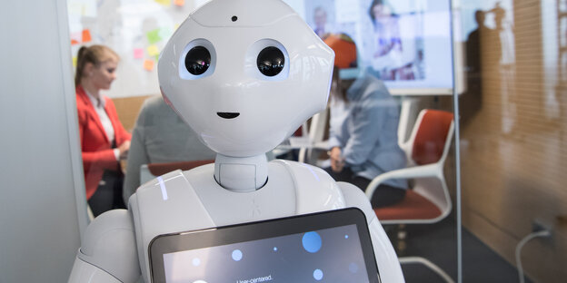ein weißer Roboter mit Bildschirm im Bauch ein weißer Roboter mit Bildschirm im Bauch