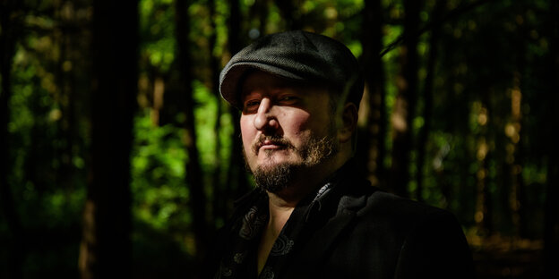 ein Mann mit Schiebermütze im Wald ein Mann mit Schiebermütze im Wald
