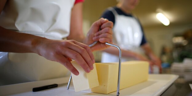 Jemand schneidet Butter Jemand schneidet Butter