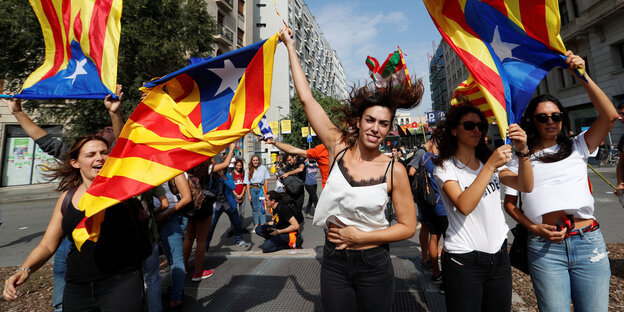 In Barcelona sind Zehntausende auf die Straße. Sie schwenken Fahnen und demonstrieren gegen die Polizeigewalt. In Barcelona sind Zehntausende auf die Straße. Sie schwenken Fahnen und demonstrieren gegen die Polizeigewalt.