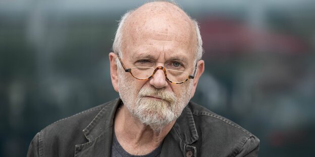 Jürgen Roth guckt in die Kamera Jürgen Roth guckt in die Kamera