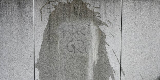 Ein Graffiti „Fuck G20“ wurde von einer Mauer entfernt Ein Graffiti „Fuck G20“ wurde von einer Mauer entfernt