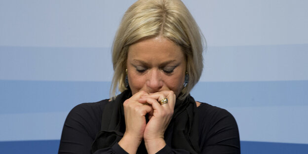 Jeanine Hennis hat den Kopf gesenkt und hält die Hände an den Mund Jeanine Hennis hat den Kopf gesenkt und hält die Hände an den Mund