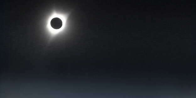 Eine Sonnenfinsternis: Der Mond hat sich vor der Sonne geschoben Eine Sonnenfinsternis: Der Mond hat sich vor der Sonne geschoben