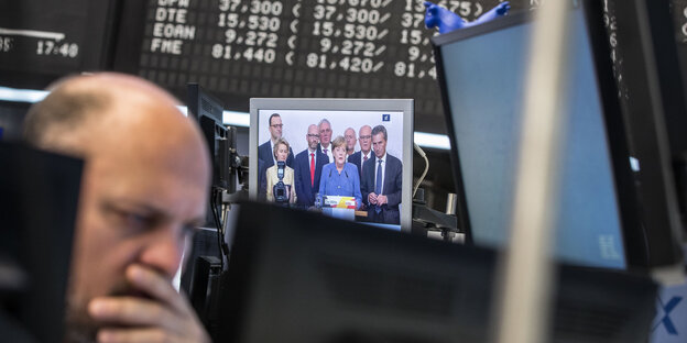 Ein Mann schaut an der Börse auf einen Bildschirm Ein Mann schaut an der Börse auf einen Bildschirm