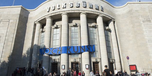Fassade der Berliner Volksbühne mit Transparent "Doch Kunst" Fassade der Berliner Volksbühne mit Transparent "Doch Kunst"