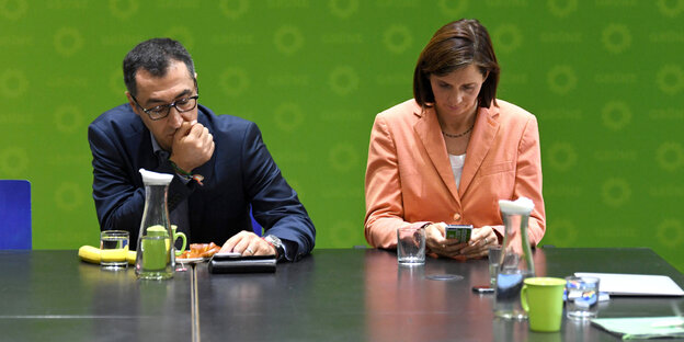 katrin göring-eckardt und cem özdemir tippen in ihre smartphones katrin göring-eckardt und cem özdemir tippen in ihre smartphones