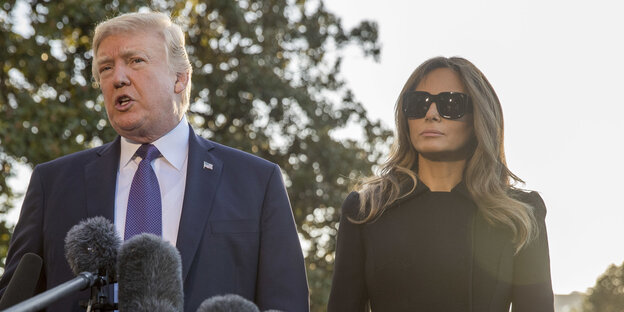 Donald Trump und seine Frau Melania vor Mikrofonen Donald Trump und seine Frau Melania vor Mikrofonen