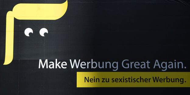 Auf einem Werbeplakat steht „Make Werbung great again. Nein zu sexistischer Werbung“ Auf einem Werbeplakat steht „Make Werbung great again. Nein zu sexistischer Werbung“