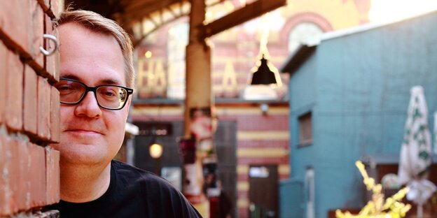 Ein junger Mann mit Brille Ein junger Mann mit Brille