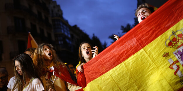 Junge Leute mit einer spanischen Fahne Junge Leute mit einer spanischen Fahne
