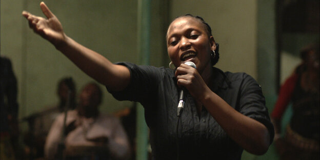 Die Schauspielerin Véronique Tshanda Beya Mputu am Mikrofon Die Schauspielerin Véronique Tshanda Beya Mputu am Mikrofon
