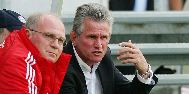 zwei Männer nebeneinander, einer mit Glatze und in sehr roter Jacke, der andere im Jackett - es sind Uli Hoeneß und Jupp Heynckes zwei Männer nebeneinander, einer mit Glatze und in sehr roter Jacke, der andere im Jackett - es sind Uli Hoeneß und Jupp Heynckes