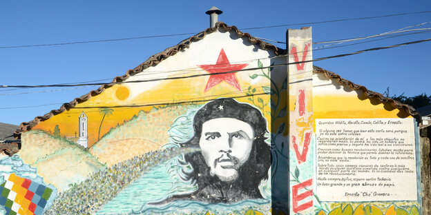 Eine Hauswand mit dem gemalten Portrait von Che Guevara Eine Hauswand mit dem gemalten Portrait von Che Guevara