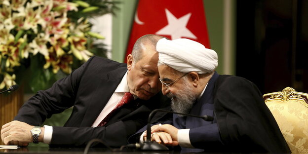 Erdogan (l.) und Hassan Ruhani tuscheln während einer Pressekonferenz am 04.10.2017 in Teheran Erdogan (l.) und Hassan Ruhani tuscheln während einer Pressekonferenz am 04.10.2017 in Teheran