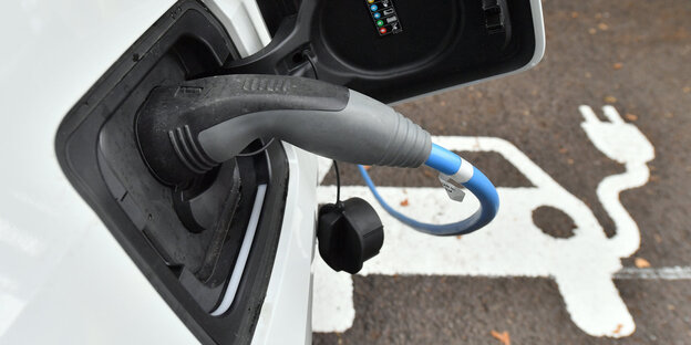 Ein Elektroauto lädt an einer Ladestation Ein Elektroauto lädt an einer Ladestation