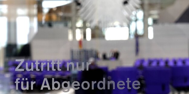 Glaswand mit Aufschrift "Zutritt nur für Abgeordnete"