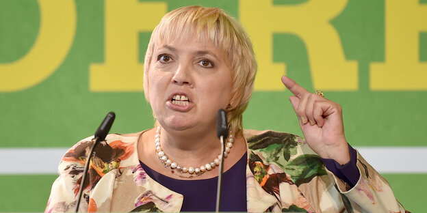 Claudia Roth gestikuliert hinter einem Mikrofon Claudia Roth gestikuliert hinter einem Mikrofon