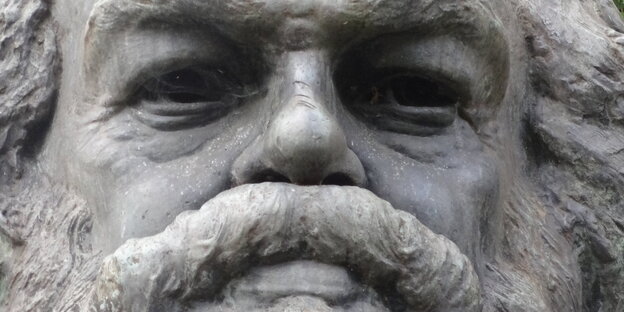 Eine Statue zeigt das Gesicht eines Mannes mit buschigen Augenbrauen und einen buschigen Schnurrbart Eine Statue zeigt das Gesicht eines Mannes mit buschigen Augenbrauen und einen buschigen Schnurrbart