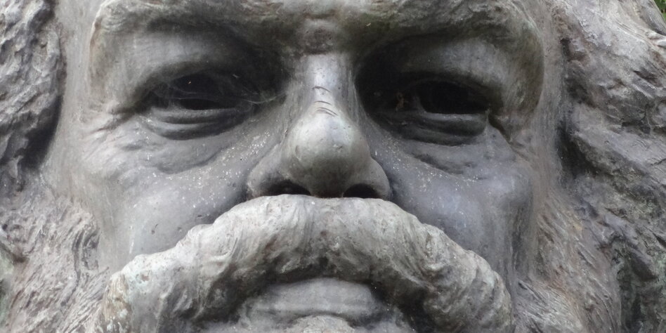 eine statue zeigt das gesicht eines mannes mit buschigen augenbrauen und einen buschigen schnurrbart - Karl Der Groe Lebenslauf eine statue zeigt das gesicht eines mannes mit buschigen augenbrauen und einen buschigen schnurrbart - Karl Der Groe Lebenslauf