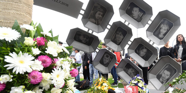 Besucher legen Blumen am Denkmal in München nieder Besucher legen Blumen am Denkmal in München nieder