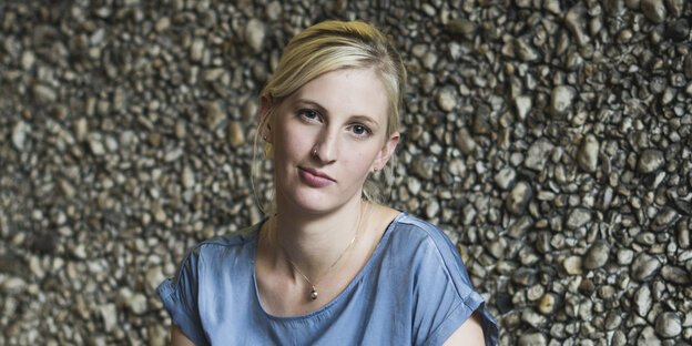 Heidi Benneckenstein legt den Kopf schief und schaut in die Kamera Heidi Benneckenstein legt den Kopf schief und schaut in die Kamera